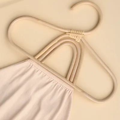 Cintre pour bébé en rotin lége - Baby Nursery Wardrobe avis et prix