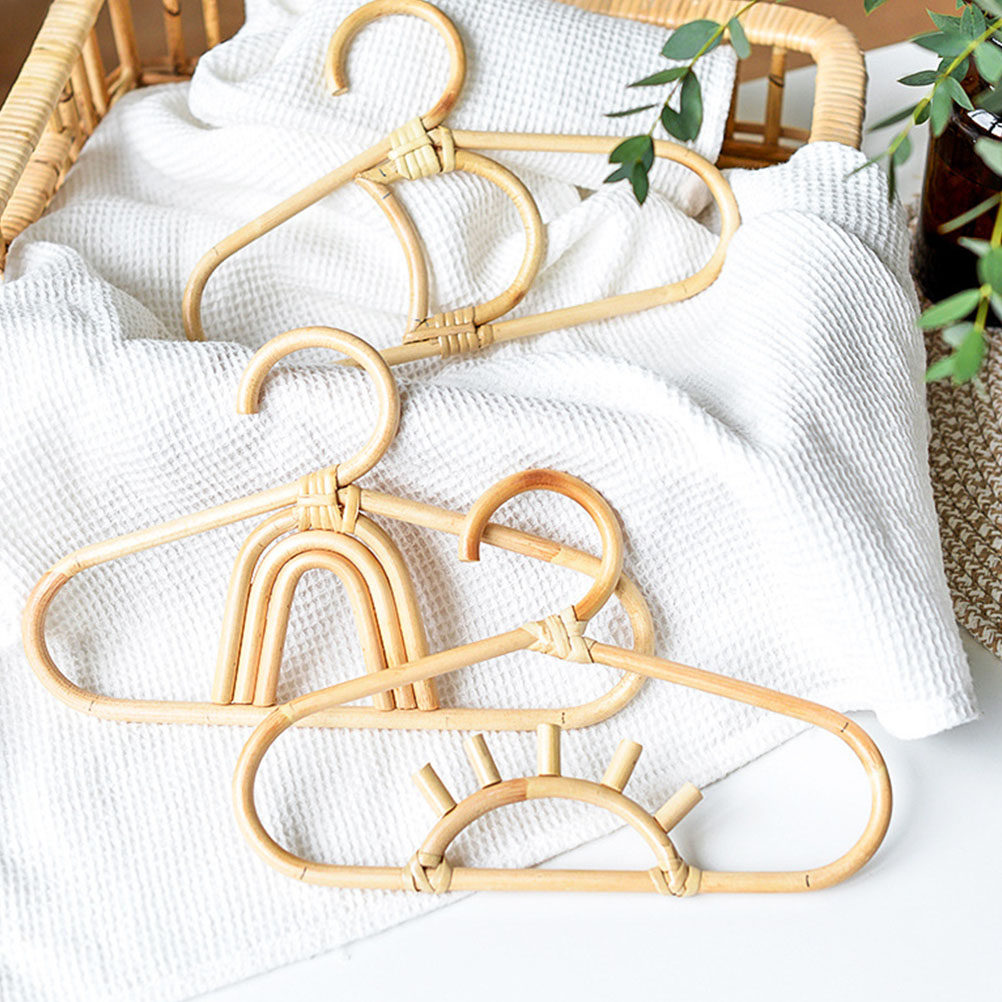 Cintre pour bébé en rotin lége - Baby Nursery Wardrobe avis et prix